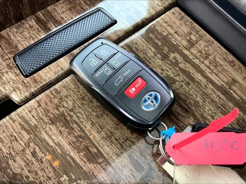 New 2025 Toyota Sienna Platinum image 15