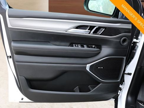 New 2025 Jeep Wagoneer L Series II AWD/4WD image 10