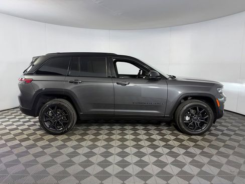 Certified 2025 Jeep Grand Cherokee Limited w/ Trailer Tow Package AWD/4WD image 5