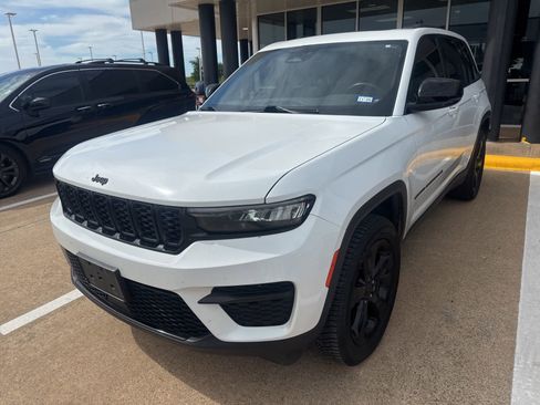Used 2023 Jeep Grand Cherokee Altitude AWD/4WD image 3