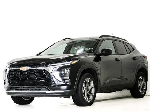 Used 2025 Chevrolet Trax LT FWD image 3