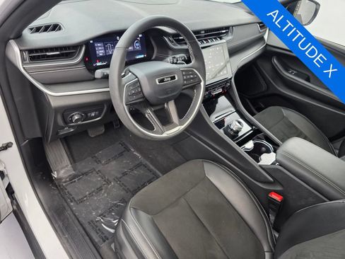 Used 2023 Jeep Grand Cherokee Altitude AWD/4WD image 10