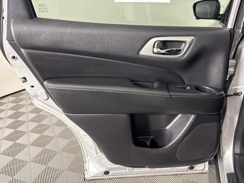 Used 2019 Nissan Pathfinder SL FWD image 46