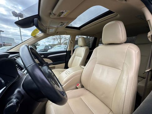 Used 2018 Toyota Highlander XLE image 25