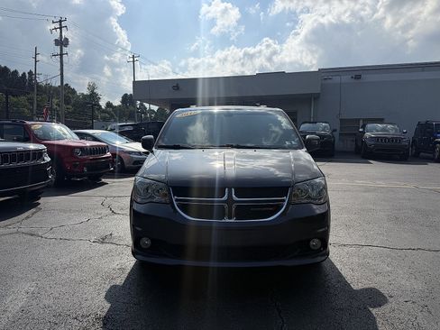 Used 2018 Dodge Grand Caravan SXT FWD image 2