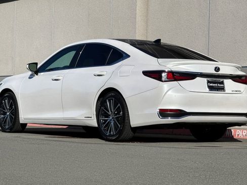 Used 2022 Lexus ES 300h w/ Premium Package FWD image 6