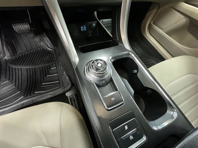 Used 2020 Ford Fusion SE FWD image 15