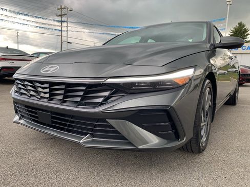 New 2025 Hyundai Elantra Limited image 11