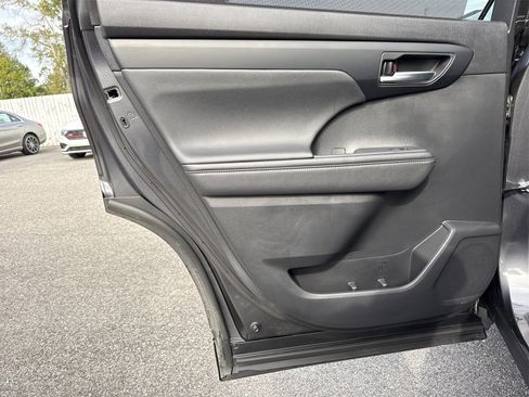Used 2023 Toyota Highlander L image 35