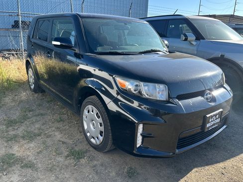 Used 2015 Scion xB FWD image 2