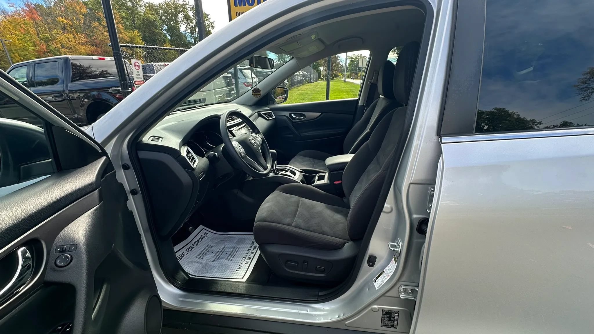 Used 2016 Nissan Rogue SV AWD/4WD image 23