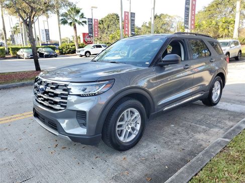Used 2025 Ford Explorer Active image 3