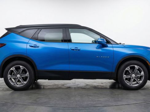 Used 2025 Chevrolet Blazer LT FWD image 11