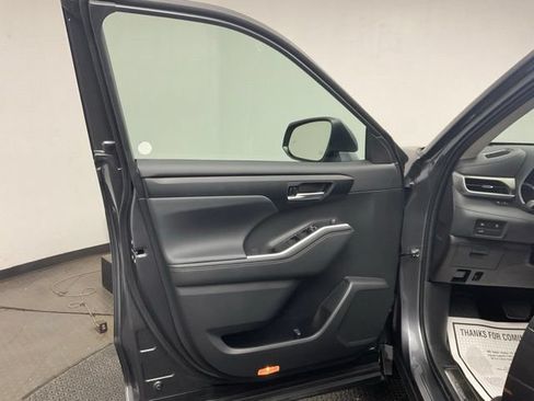 Used 2023 Toyota Highlander XLE AWD/4WD image 9