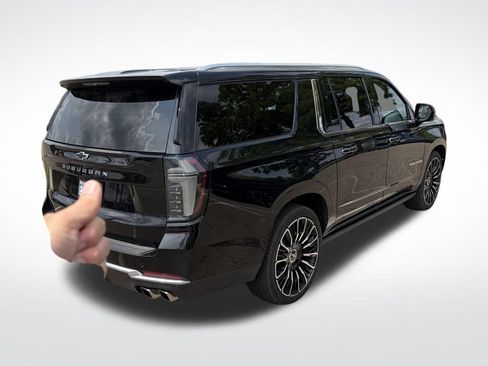 Used 2025 Chevrolet Suburban High Country AWD/4WD image 6