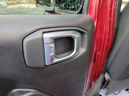 Used 2021 Jeep Gladiator Willys image 13