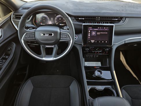 New 2025 Jeep Grand Cherokee L Altitude image 18