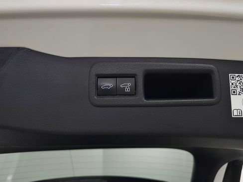 Used 2022 Toyota Venza LE AWD/4WD image 9