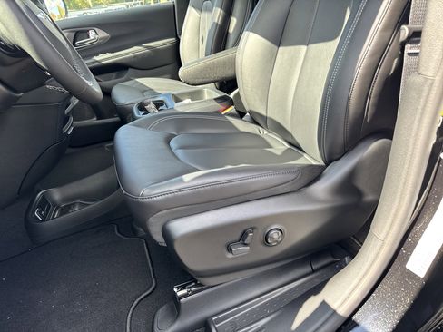 New 2026 Chrysler Pacifica Select image 9