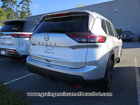 Used 2025 Nissan Rogue SV w/ SV Premium Package image 7