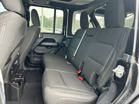 Used 2018 Jeep Wrangler Unlimited Sahara AWD/4WD image 13