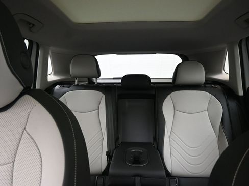 Used 2025 Volkswagen Tiguan SE w/ Panoramic Sunroof Package image 36