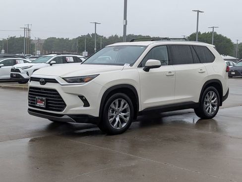 Used 2024 Toyota Grand Highlander AWD image 9