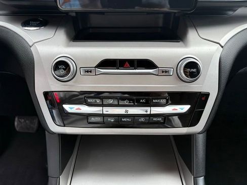 Used 2023 Ford Explorer XLT image 19