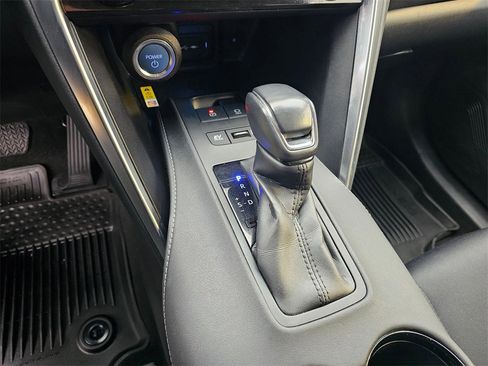 Used 2022 Toyota Venza LE image 37