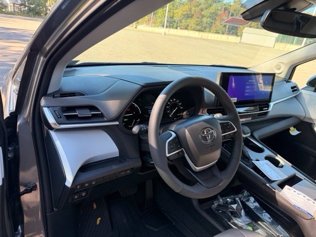 New 2026 Toyota Sienna XLE AWD/4WD image 12