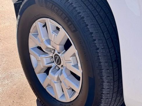 Used 2024 Nissan Frontier SV w/ SV Convenience Package image 18