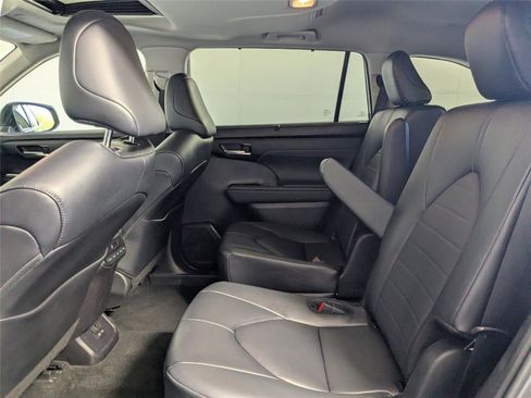 Certified 2024 Toyota Highlander XLE image 7
