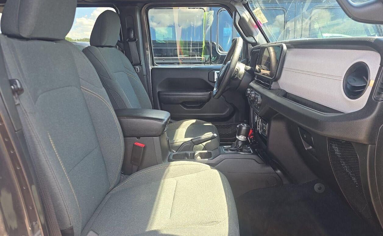 Used 2024 Jeep Wrangler Unlimited w/ Convenience Group AWD/4WD image 8