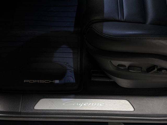 Certified 2025 Porsche Cayenne E-Hybrid w/ Premium Package Plus AWD/4WD image 38