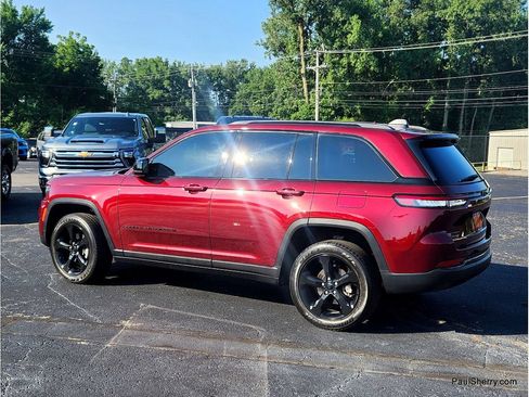 Used 2023 Jeep Grand Cherokee Altitude AWD/4WD image 7
