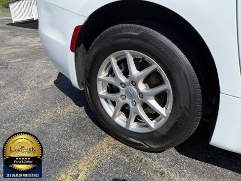 Used 2024 Chrysler Pacifica Touring-L FWD image 22