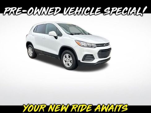 Used 2022 Chevrolet Trax LS w/ Tint and Cruise Package image 1