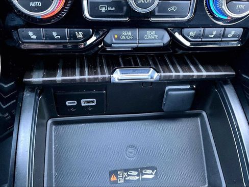Used 2024 GMC Yukon Denali RWD image 32