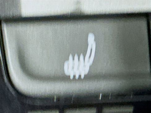 Used 2018 Volkswagen Tiguan SE w/ Panoramic Sunroof Package image 25