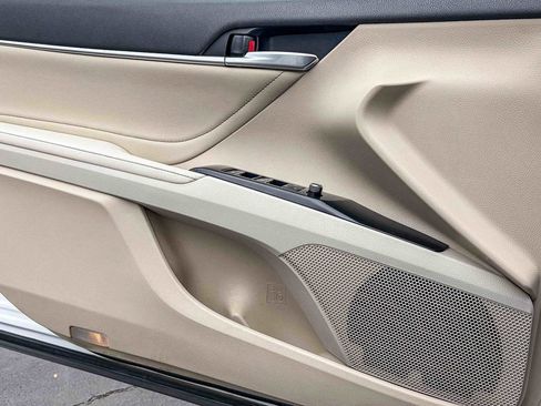 Used 2018 Toyota Camry XLE image 19