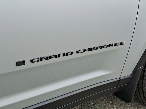 New 2025 Jeep Grand Cherokee Altitude image 10