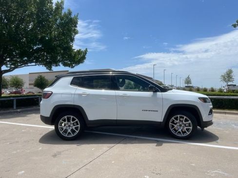 Used 2025 Jeep Compass Limited AWD/4WD image 4
