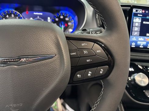 Used 2025 Chrysler Pacifica Limited image 27