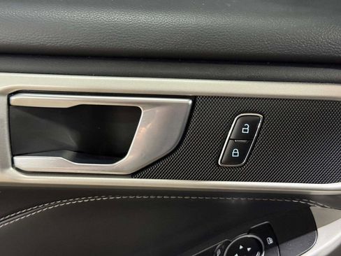 Used 2022 Ford Explorer XLT w/ Equipment Group 202A image 9