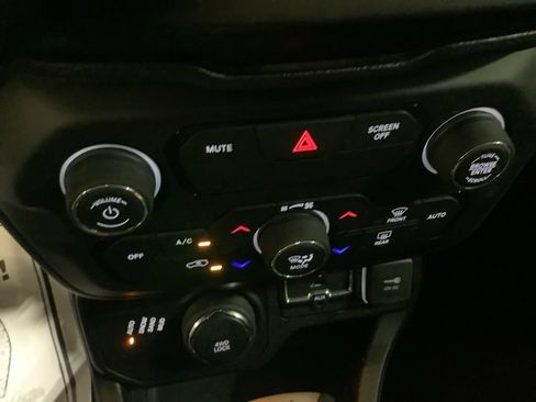 Certified 2020 Jeep Renegade Latitude w/ Cold Weather Group AWD/4WD image 28