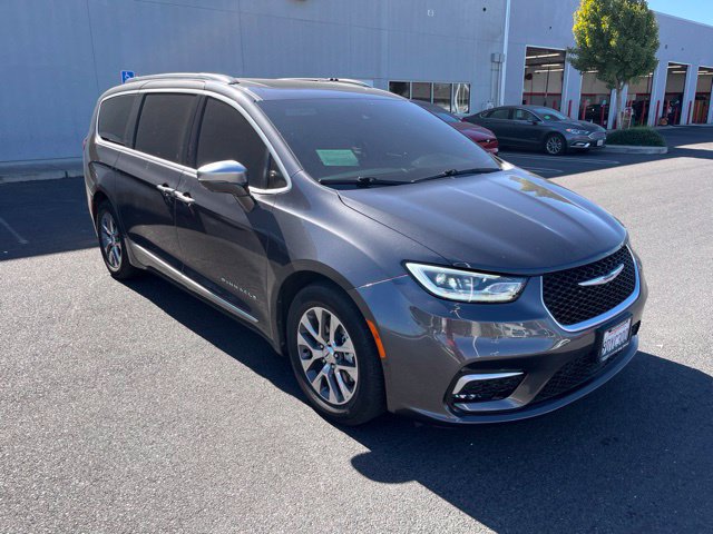 Used 2022 Chrysler Pacifica Pinnacle FWD image 1