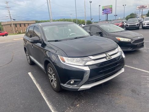 Used 2017 Mitsubishi Outlander SE AWD/4WD image 3