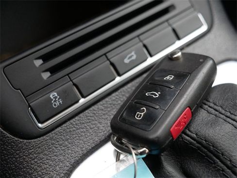 Used 2011 Volkswagen Tiguan SE image 37