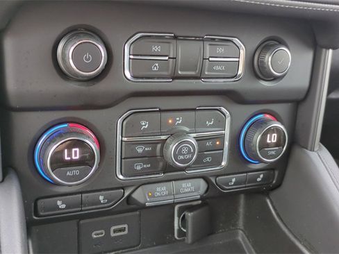 Used 2021 Chevrolet Suburban LT image 18