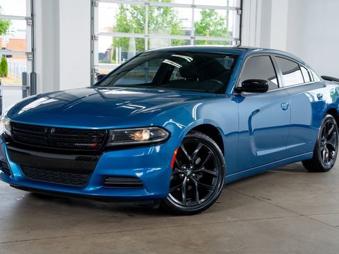 Used 2022 Dodge Charger SXT w/ Blacktop Package RWD image 2
